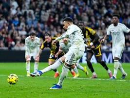 pfiffe, tränen, zwei rote: last-minute-elfer rettet real vor nächster blamage