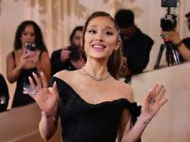 sechster finger an linker hand: ariana grande erleidet in der vogue kuriose photoshop-panne