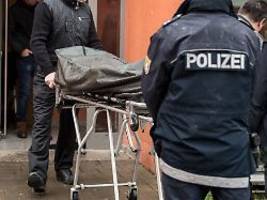 zwischen müll versteckt: arbeiter stoßen beim entrümpeln auf skelettierte leiche