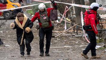 getötet, als sie helfen wollen: immer mehr zivile retter sterben im krieg