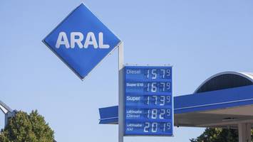 Drama auf Tankstelle: Autofahrerin (62) hält auf drei Jugendliche zu