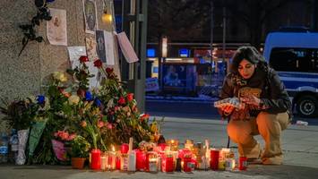 mutter kollabiert bei mahnwache für getötete tochter (18): schmerz sitzt so tief