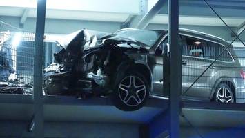 Spektakulärer Unfall in Neumünster: SUV durchbricht Parkhaus-Außenwand