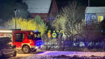 Feuer bricht an Holzhaus aus – während drinnen fünf Personen feiern