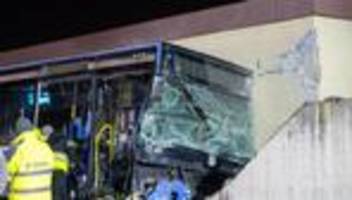 Ermittlungen: Nach tödlichem Busunfall in München wird weiter ermittelt