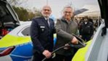 e-mobilität bei der polizei: darum schickt die polizei zwei neue e-autos auf die autobahn