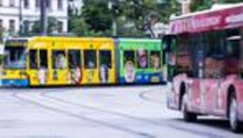 OP nach Unfall: Mehrere Knochenbrüche - Straßenbahn erfasst Fußgänger