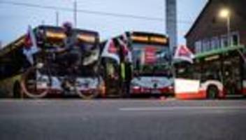 Tarifkonflikt mit Folgen: Warnstreik legt Nahverkehr vielerorts lahm - Was fährt noch?