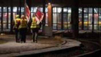 Ver.di: Deutschlandweiter Warnstreik legt Nahverkehr lahm