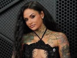 Anstecknadeln mit ICE out: Musikstars attackieren US-Einwanderungspolitik bei Grammy-Verleihung