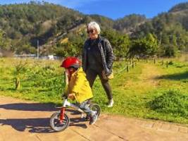 bei männern effekt sehr klein: großmütter, die ihre enkel betreuen, sind geistig fitter