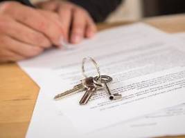 Gemeinsamer Haushalt?: Mieter verstorben: Wann der Vertrag auf Hinterbliebene übergeht