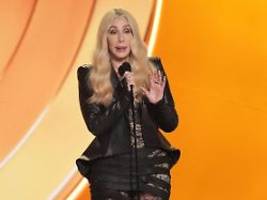 Nach wirrem Bambi mit Gottschalk: Cher fällt bei den Grammys aus der Rolle