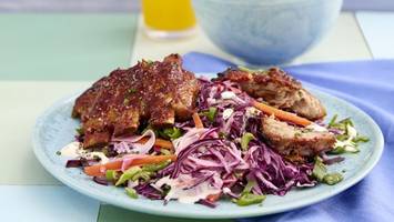 Saftige BBQ-Spareribs mit cremigem Coleslaw „rot-weiß”