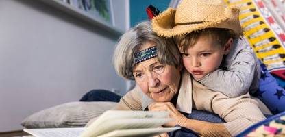 großeltern, die auf ihre enkel aufpassen, sind geistig länger fit