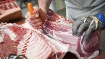 eskalation beim fleischer: mann greift „ungläubige“ mit schlachtermesser an