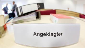 messerattacke in fleischerei: mann (45) sticht auf zwei kollegen ein