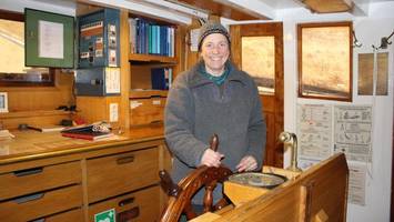 Schleifen bei Eis und Frost: Ehrenamtliche machen Großsegler fit