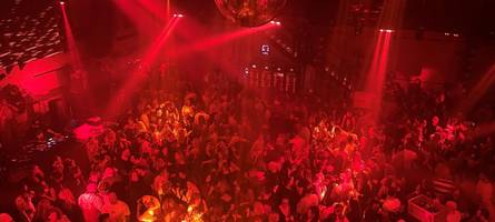 „Geht da noch was?“: Eine Nacht auf einer Ü30-Party in Augsburg