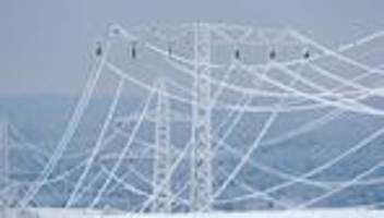 dauerfrost: eis an stromleitungen – netzbetreiber will gerüste errichten