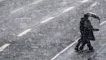 Schnee und Glätte: 30-Kilometer-Stau auf A3: Verkehr rollt langsam wieder