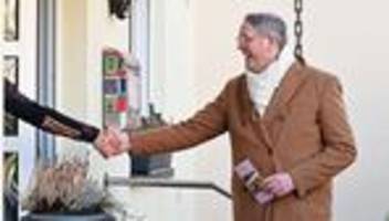 Vor der Landtagswahl: Wenn Schweitzer klingelt, geht es um Trump und Tempo 30