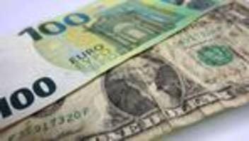 weltleitwährung unter druck: trumps politik schwächt dollar – experten sehen risiken