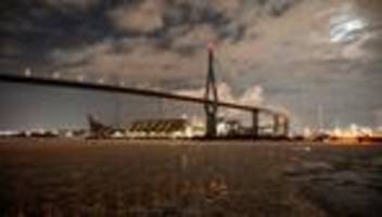 Winterliche Schifffahrt: Eisschollen behindern Fähren im Hamburger Hafen