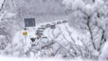 Winterwetter: 30 Kilometer Stau bei Wiesbaden nach starkem Schneefall
