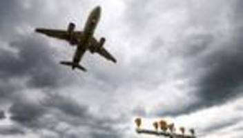 Winterwetter: Schnee am Frankfurter Airport - Flieger landen in Stuttgart