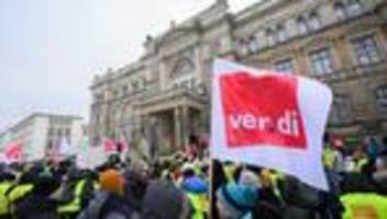 Öffentlicher dienst: beschäftigte des landes demonstrieren vor finanzministerium