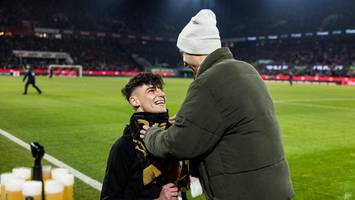 Schiri macht Heiratsantrag im Kölner Stadion – obwohl Staatsanwalt nach ihm sucht