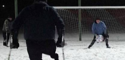 ukraine: fußball als therapie für amputierte - bolzen auf einem bein