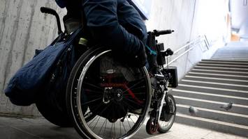 bahnhof monatelang ohne aufzug: gleise sind nur per treppe erreichbar