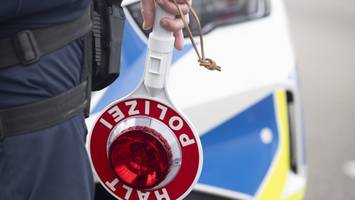 Vollgas-Flucht mit zwei Unfällen: Polo-Fahrer entwischt der Polizei