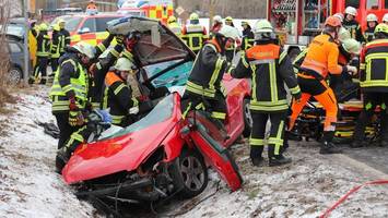 vorfahrt missachtet? drei verletzte in ihren autos eingeklemmt