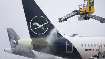 zu viel schnee: frankfurter flughafen stellt betrieb ein