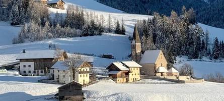 das ist doch der gipfel! touristen stürmen alpenort st. magdalena