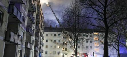 Flammen schlagen meterhoch aus Dachstuhl: Mehrfamilienhaus im Hochfeld brennt in der Nacht