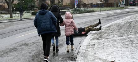 Wetterdienst warnt vor Glatteis: In diesen Landkreisen Bayerns wird es gefährlich