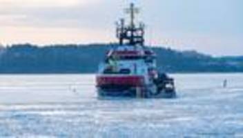 Eis auf der Ostsee: Eis macht Probleme - Eisbrecher befreit Schiffe