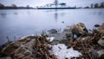 Folgen des Winterwetters: Eis auf der Elbe - Fähre Tanja stellt Betrieb ein