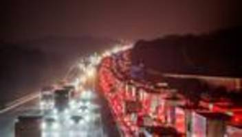 Verkehr: Hessens Autofahrer standen über 33.500 Stunden im Stau