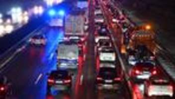 winterwetter: heftiger schneefall verursacht verkehrschaos in hessen