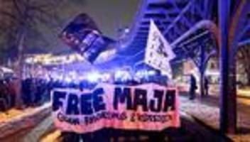 Maja T. in Ungarn: Hunderte Menschen protestieren gegen Urteil im Fall Maja T.