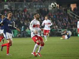 Kurioses Tor, tierischer Flitzer: Titelverteidiger Stuttgart rumpelt sich ins Pokalhalbfinale