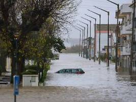 retter im dauereinsatz: ein toter nach heftigem starkregen in portugal