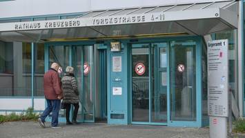 Dämpfe ausgetreten: Bürgeramt im Rathaus Kreuzberg geschlossen