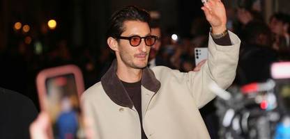 Pierre Niney – Frankreich: Filmstar versteigert ein Taschentuch – für 100.000 Euro