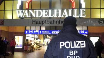 mann beleidigt rossmann-mitarbeiter rassistisch – und grüßt mit nazi-parole